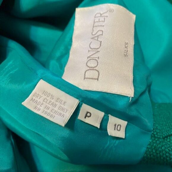 Doncaster Turquoise Green 5 button Silk blazer, size 10P - Picture 4 of 4